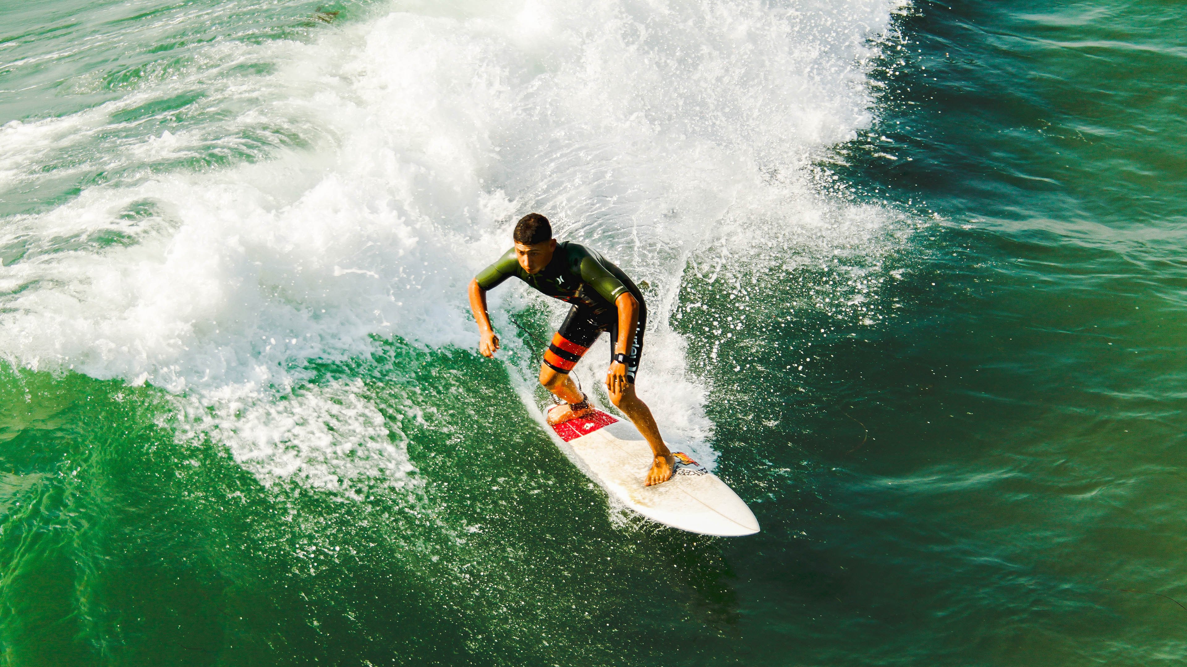 街头自由式足球对抗赛 花式盘带与颠球炫技吸睛无数